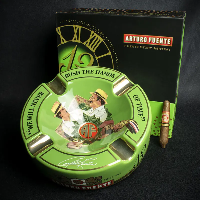 Arturo Fuente Hands Of Time Ashtray - Geen + Short Story Cigar 1