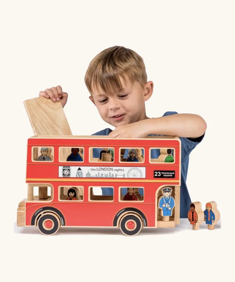 Lanka Kade London Bus & 16 People 2