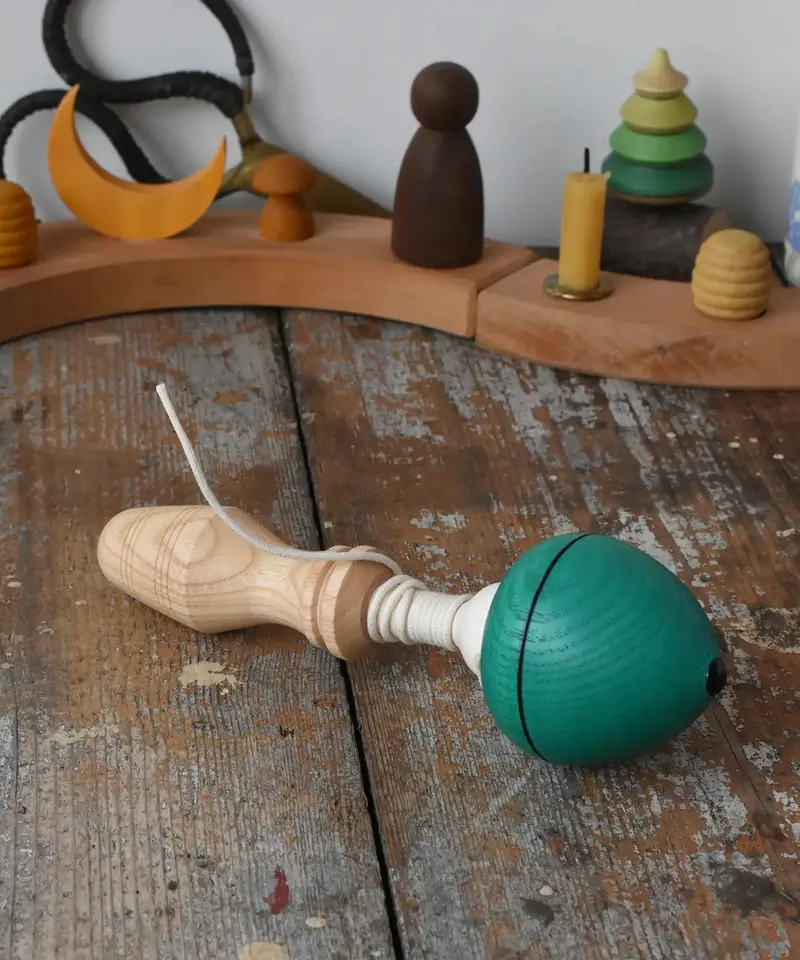 Mader Pull-String Spinning Top - Green 1