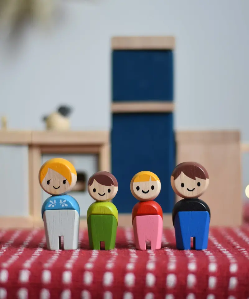Plantoys White Skin, Brown And Blonde Hair Family Planworld 2