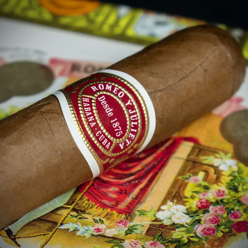 Romeo Y Julieta Petit Coronas - Box Of 25 Cuban Cigars 2
