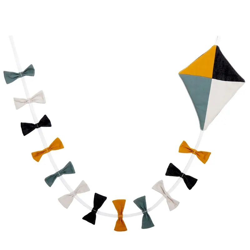 Roommate Circus Kite Garland 1