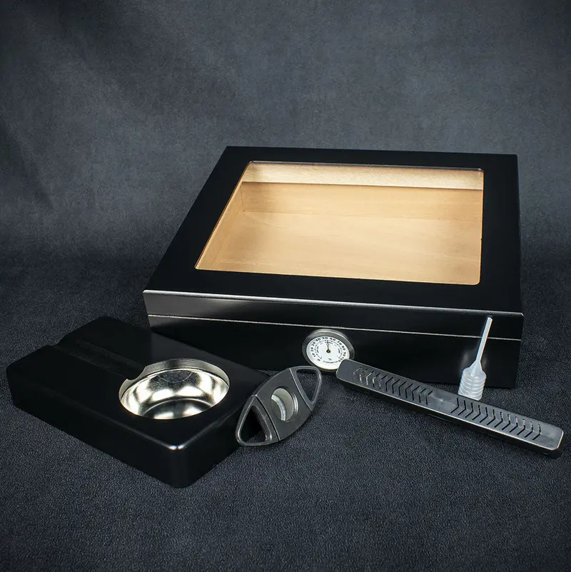Smoke-King Black Laquer Humidor Set - 15 Cigars 1