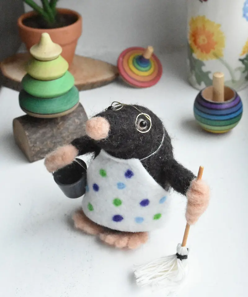The Makerss - Small Busy Mr Mole Needle Felt Kit 2