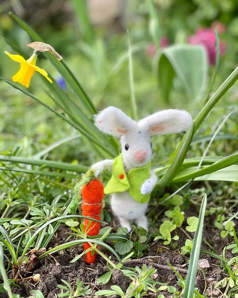 The Makerss - Small Poseable Bunny With Carrot Needle Felt Kit 2